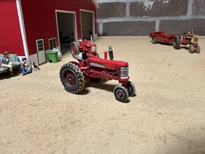 Custom Weathered 1/64 Ertl Farmall 350 Tractor For Dioramas - Picture 1 of 4