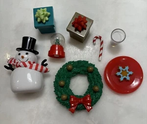 Our Generation Puppe Weihnachtsdeko Kranz Geschenke Schneemann Plätzchen Süßigkeiten - Bild 1 von 6