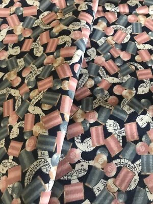 BTY~Vintage~Tela Tradiciones de Tela~1993 Copyright N.T.T., Inc.~Hilo, Botones Foto 1 de 3