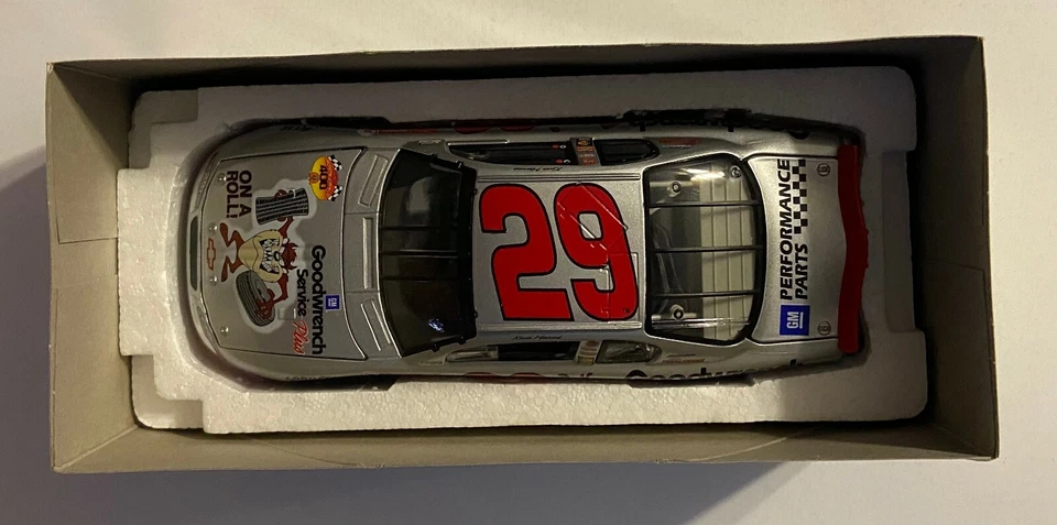 Action 1/24 Scale 101722 - 2001 Chevrolet Monte Carlo #29 Looney Tunes - Harvick