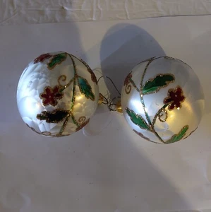 Lotto di 2 Vintage Vetro Soffiato a Mano Bianco Rotondo Ornamento Floreale Glitter Co... - Foto 1 di 5