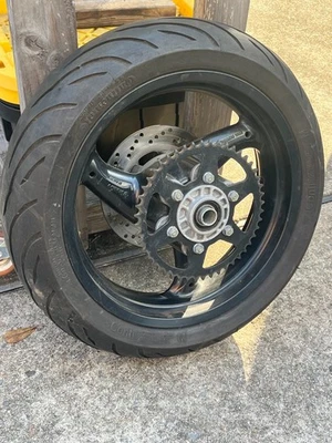 Llanta y neumático trasero Ducati Monster 17 x 5,5 para 600 años 700 y 900 de Brembo Foto 1 de 4