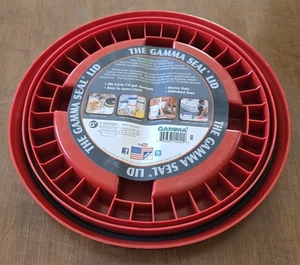  Tapa de sello gamma - Se adapta a cubos de 3,5, 5, 6 &amp; 7 galones, rojo - Imagen 1 de 8