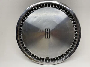 Oldsmobile Custom Cruiser 15" moldura de rueda de acero inoxidable 1980 Olds P/N 22505018 - Imagen 1 de 5