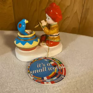 Disney It's A Small World Indian Snake Charmer statuina vintage 4 in con scatola - Foto 1 di 5