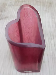 Jarrón de vidrio vintage Kosta Boda corazón rojo 7" - Imagen 1 de 7