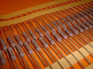25x 0,82 Ohm / 1 Watt / 350V Metalloxid Widerstand MOX 0R82 - Picture 1 of 1