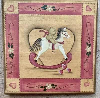 Oso de colección sobre caballo mecedor pintado sobre madera, arte infantil, regalo para bebé Foto 1 de 2