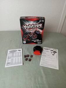 Yahtzee Clásico Hasbro Juego Completo 2012 Rojo Y Negro Dados Cabaña Lake House - Imagen 1 de 18