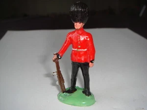 FIGURINE HORSE GUARD MITRAILLETTE AU PIED (CASSE) - Imagen 1 de 1