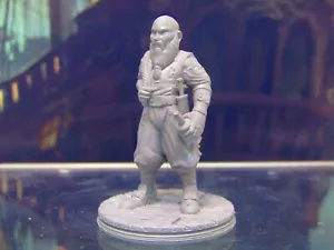 Personaggio pirata umano barbuto crewman con bottiglia di liquore miniatura modello stampato in 3D - Foto 1 di 6