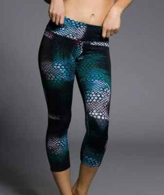 Леггинсы женские Onzie M зеленые коричневые с синим принтом радужные леопард капри без застежек - Изображение 1 из 4