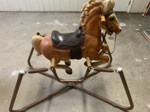 caballo de juguete con resortes