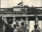 1968 Press Photo Germany - German Workers Change Flags On Bradenburg Gate