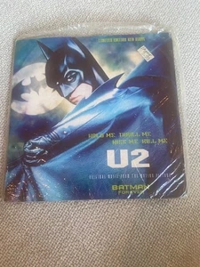 U2 – Hold Me, Thrill Me, Kiss Me, Kill Me (1995) UK Red Vinyl 7” Batman Forever - Bild 1 von 2
