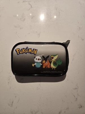 Estuche de viaje Pokèmon blanco y negro suave con cremallera Nintendo DS 2011 Oshawott Snivy Tepig Foto 1 de 4