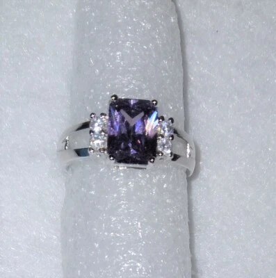 Nuevo Hermoso Anillo Púrpura Corte Princesa Circonita cúbica Relleno Oro Blanco - Talla 8 Foto 1 de 4