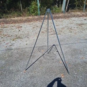 Parrilla y colgador de linterna para trípode de camping Coleman - nunca usado, completo/sin caja - Imagen 1 de 14