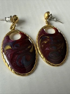 Brincos vintage de gota em tom dourado com design marmoreado anos 80 joias dos anos 80 - Imagem 1 de 4