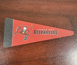 Tampa Bay Buccaneers Mini banderín IMÁN NFL caja de herramientas para refrigerador 1 1/4” x 2 3/4 - Imagen 1 de 3