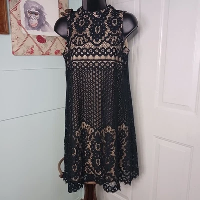 Vestido de fiesta de cóctel Love Fire LBD negro, encaje, forrado desnudo pequeño *falta botón Foto 1 de 4