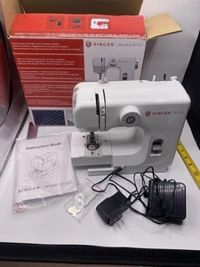 Máquina de coser SINGER Mending M1000 para reparar y coser bobina Droppin brazo flotante caja - Imagen 1 de 10