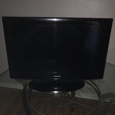 Samsung 32” LCD TV Model LN32A450C1D - Image 1 of 3