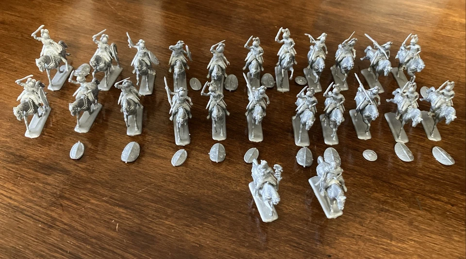 Lotto 24 SOLDATINI CAVALLERIA ROMANA  1/72 Plastica Come In Foto Usati. - Immagine 1 di 4