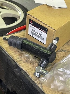 MITSUBISHI Genuine Lancer EVO 7/8/9/X Clutch Slave Cylinder MD748617 OEM - Imagem 1 de 2