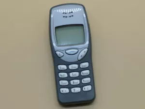 Handy Nokia 3210 Grau Gebraucht Grundgerät ohne Akku, Akkudeckel etc. - Bild 1 von 2