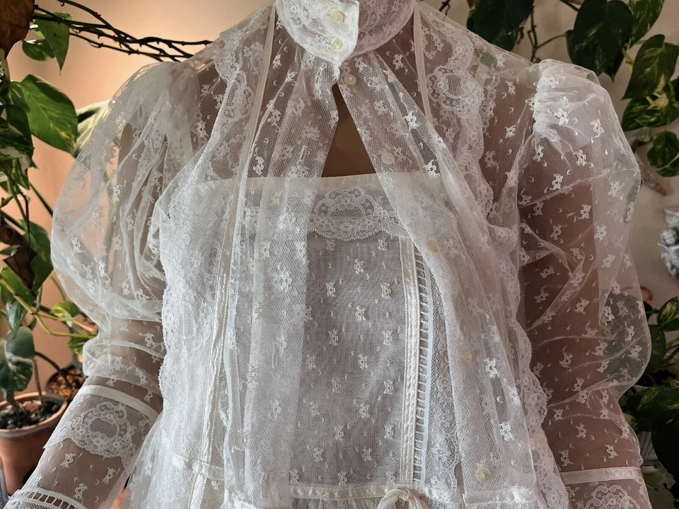 Juego de batas y bragas Gunne Sax de encaje blanco Foto 1 de 4