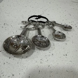 Juego de 4 cucharas medidoras plateadas para cocina diseño de cocina para hornear D usadas - Imagen 1 de 4