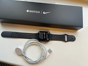 Apple Watch Nike Series 6 44mm Alu und Keramik Case mit schwarzem Armband