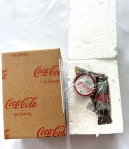 Jim Shore Elf con adorno de botella de COCA-COLA **NUEVO** en caja de regalo - Imagen 1 de 3