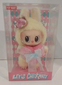 Auténtica figura de vinilo sellada Pop MART Labubu 'Let's Checkmate The Queen' EE. UU. - Imagen 1 de 5