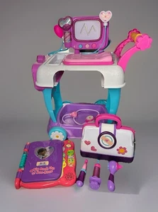 Doc McStuffins Spielzeug Krankenhaus Pflegewagen, sprechendes Buch, Doc Tasche mit Werkzeug Geräusche funktionieren - Bild 1 von 23