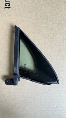 2018-2024 VOLKSWAGEN TIGUAN ПЕРЕДНЯЯ ПРАВАЯ БОКОВАЯ ДВЕРЬ ВЕНТИЛЯЦИОННОЕ ТРЕУГОЛЬНОЕ СТЕКЛО ОРИГИНАЛЬНОЕ - Изображение 1 из 4