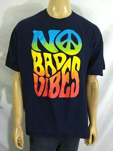 T-shirt D O M "No Bad Vibes" blu scuro segno di pace grafica arcobaleno 100% cotone SS - Foto 1 di 6