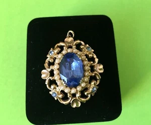 Colgante vintage coro renacimiento victoriano con imitación de zafiro y perlas semillas tono dorado - Imagen 1 de 7
