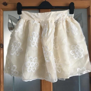River Island Cream Skirt flare short zip White Flower Lace Size 10 BNWT RRP £30 - Picture 1 of 4