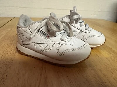 Sapatos infantis de couro clássico Reebok tamanho 5 branco bebê antiderrapante atlético - Imagem 1 de 4