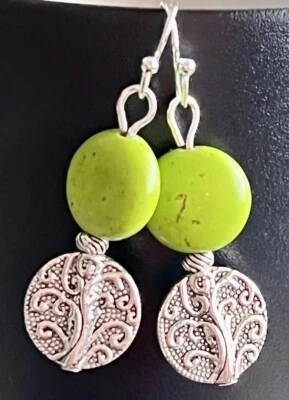 Pendientes colgantes de cuentas de plata y piedra verde lima grabados. Foto 1 de 3