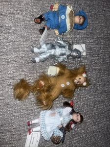 Figuras del Mago de Oz - León, Espantapájaros Dorothy Hombre de Hojalata Lote Mixto de 4 Adornos - Imagen 1 de 4