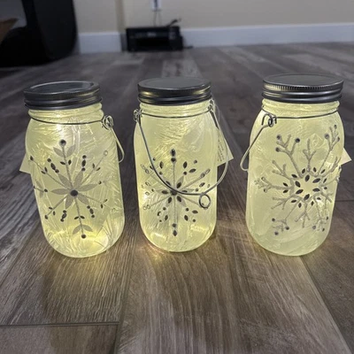 "Juego de 3 frascos de albañil de copo de nieve iluminados vidrio de Navidad de 7"" de Valerie Parr Hill" Foto 1 de 4