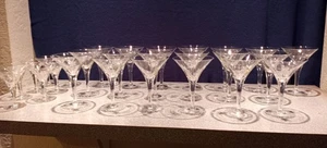 Juego de copas de cóctel vintage MCM Crystal Martini grabadas con patrón de ráfaga de estrellas - Imagen 1 de 23