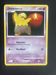 Drowzee 65/106 Diamant & Perle Große Begegnungen Pokemon Karte GESPIELT - Bild 1 von 6