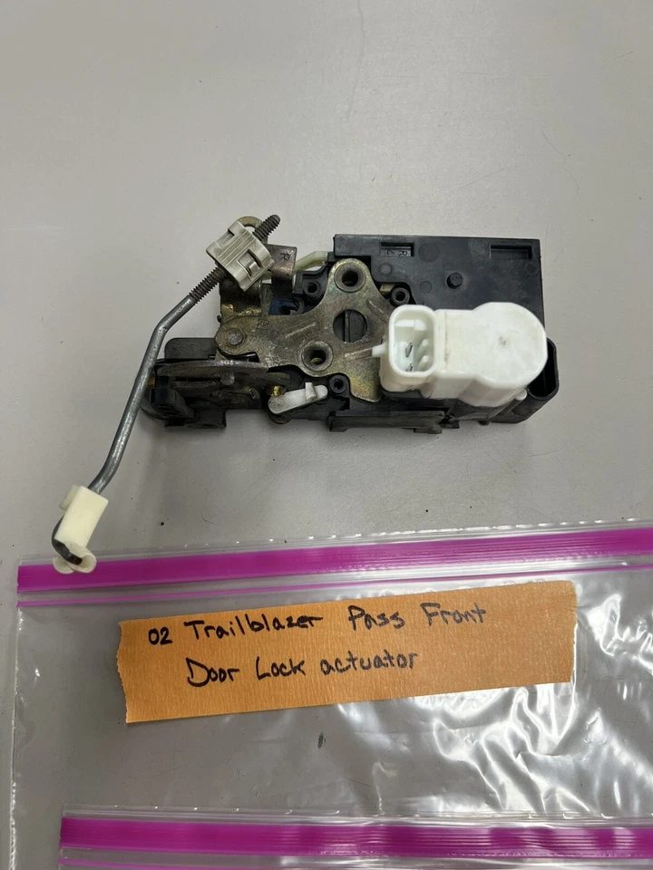 2003 CHEVROLET TRAILBLAZER 4.2L RIGHT PASSENGER FRONT DOOR LATCH LOCK ACTUATOR - Image 1 of 1