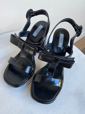 Tacones con correa de lazo de charol negro Prada - Hechos en Italia - Talla 37  Foto 1 de 4