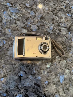 VistaQuest VQ-515 Digital Camera – 5.0 MP Compact Point & Shoot Silver - Image 1 of 4