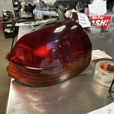 Luz trasera de pasajeros Subaru Legacy 1995-99 camioneta Foto 1 de 3